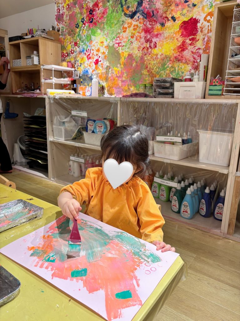 『PLAY! PARK ERIC CARLE プレイパークエリックカール』遊び場の室内の様子。アトリエ