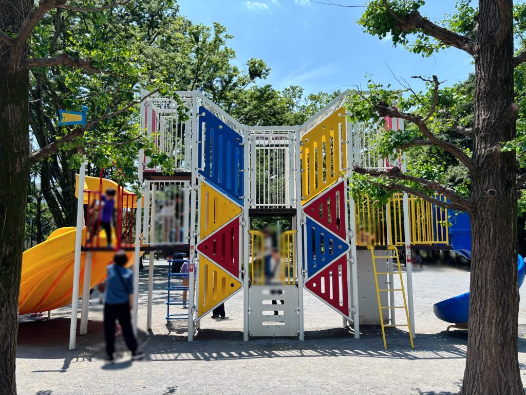 こどものひろば公園のカラフルな大型遊具