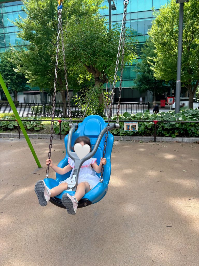 新宿中央公園のちびっこ広場にあるパイロットシートブランコの写真