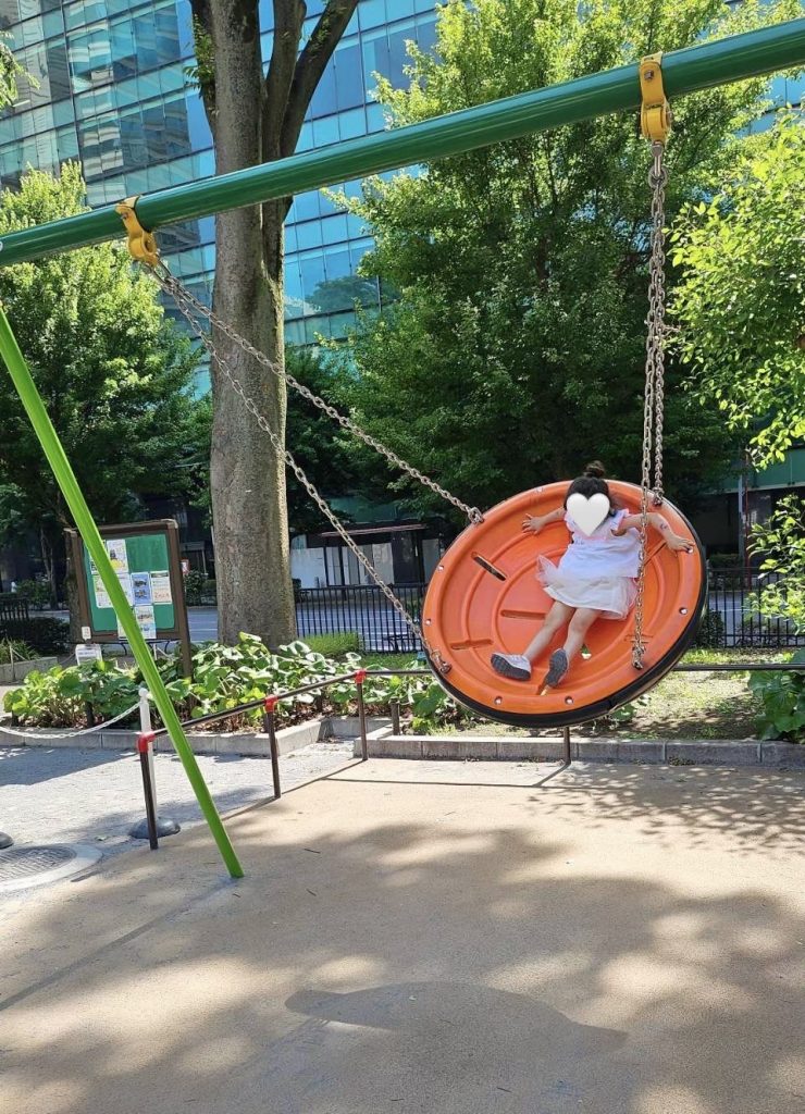 新宿中央公園のちびっこ広場にあるグループスイングの写真