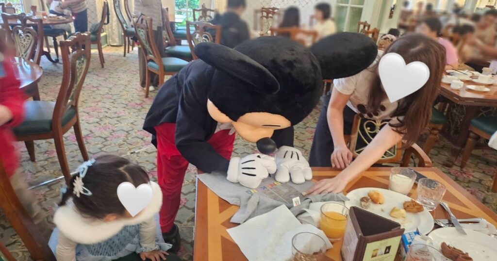 香港ディズニーランドホテル、ミッキーとキャラクターグリーティング