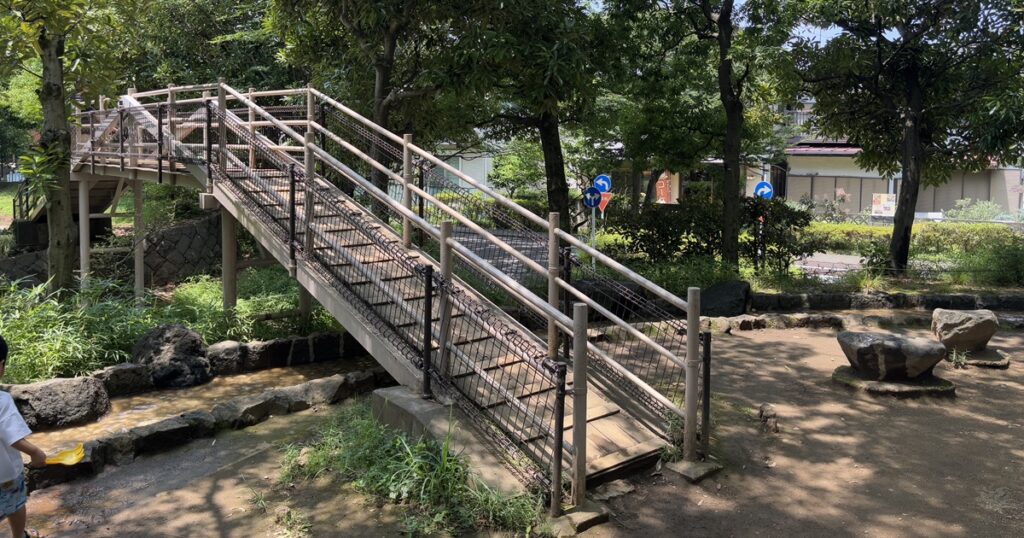 大泉交通公園のジャブジャブ池の橋