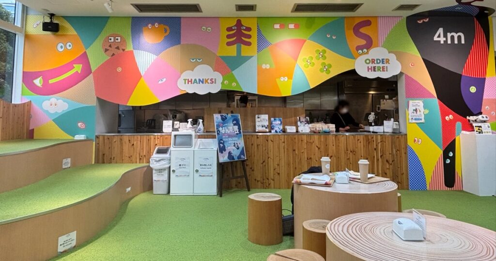 子どもの視点カフェ注文カウンター