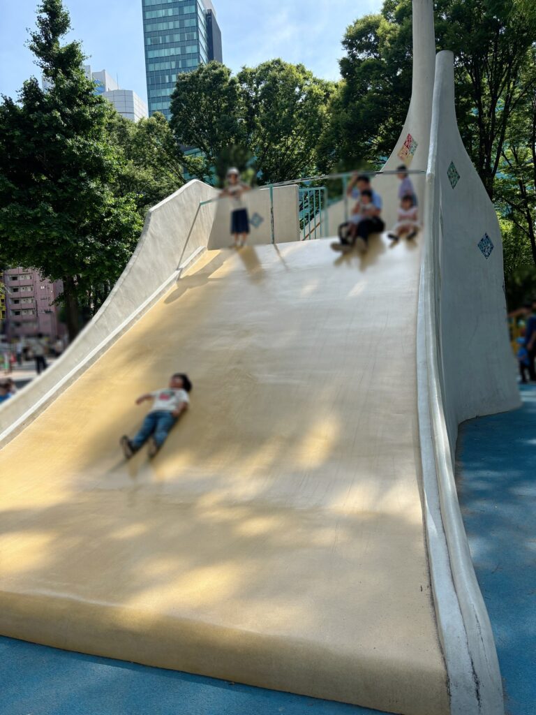 新宿中央公園の遊具写真