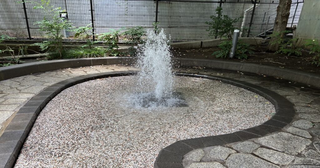 オーパス夢ひろばのジャブジャブ池の噴水